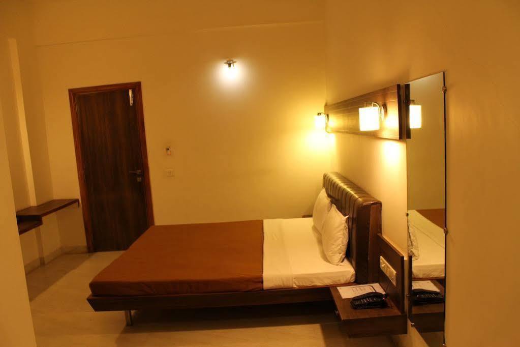 Hotel Grand 3D Bhuj Luaran gambar